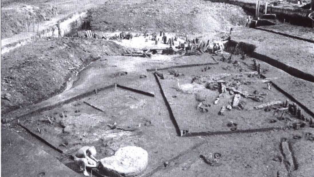<i>Blick auf die 1939¬-1940 ausgegrabene steinzeitliche Moorsiedlung Hunte 1, die von einer Palisade begrenzt wurde. Rechts im Bild sind rechteckige Hausgrundrisse zu erkennen. </i>