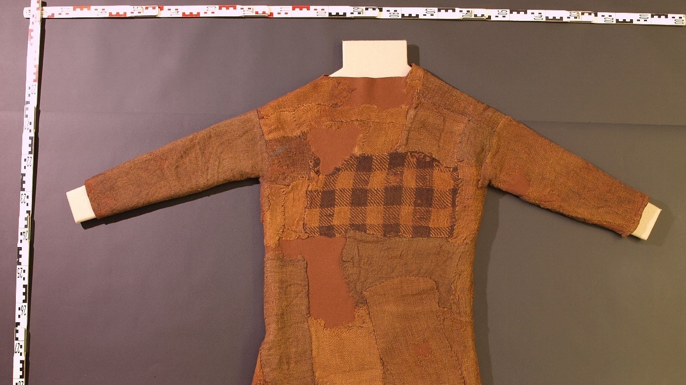 <i>Die aus vielen unterschiedlichen und geflickten Webstoffen gefertigte Tunika des Mannes von Bernuthsfeld (ca. 700 n.Chr.) lässt erahnen, welche Wertschätzung die aufwendig herzustellenden Textilen früher genossen. </i>